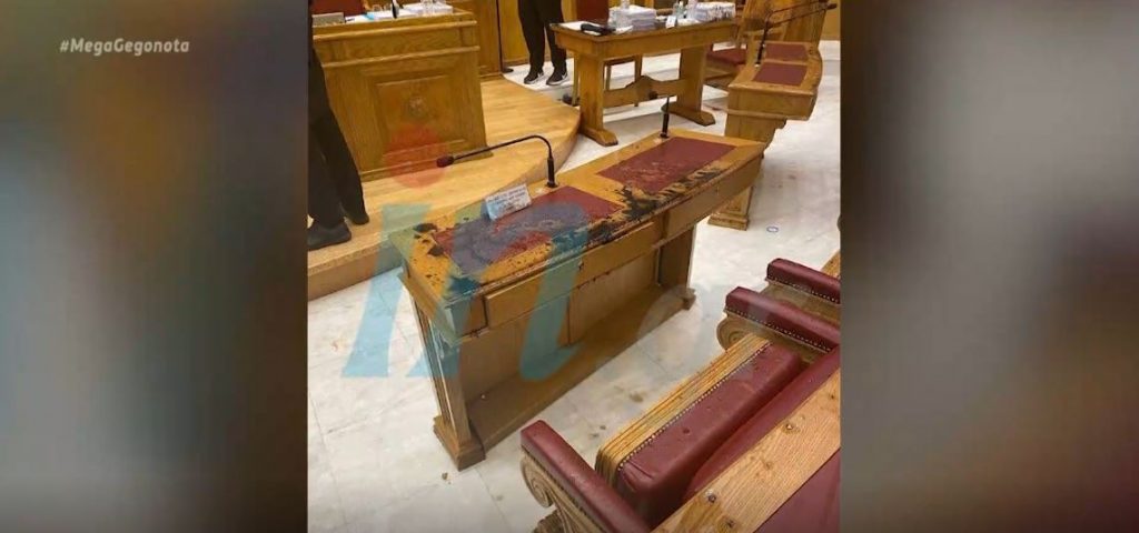 Επίθεση με καυστικό υγρό στη Μονή Πετράκη: Τα ράσα και οι μάσκες «γλύτωσαν» τους μητροπολίτες από τα χειρότερα