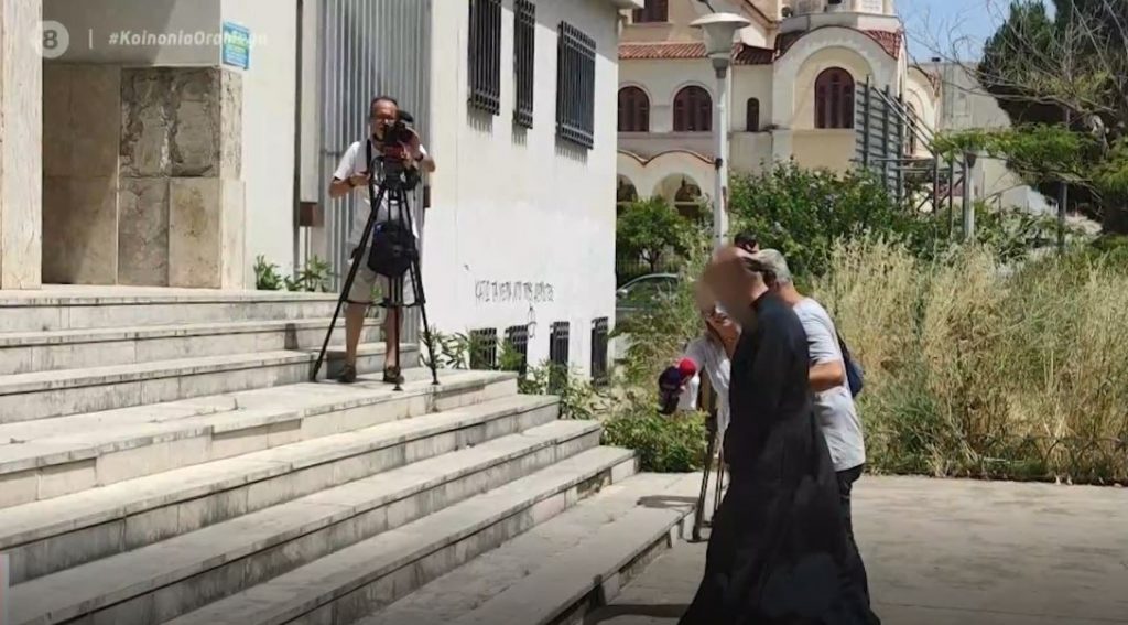 Αγρίνιο: Στον εισαγγελέα ο ιερέας που κατηγορείται για βιασμό ανήλικης – «Με βίασε όταν ήμουν 13 ετών»