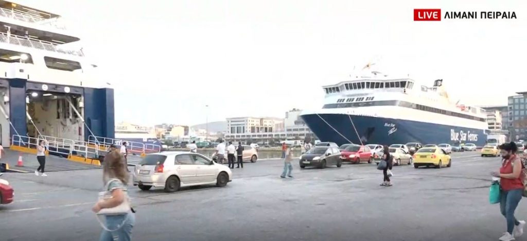 Αυξημένη η κίνηση στο λιμάνι του Πειραιά
