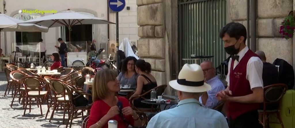 Κορωνοϊός: Τέλος οι μάσκες σε εξωτερικούς χώρους για τους Ιταλούς
