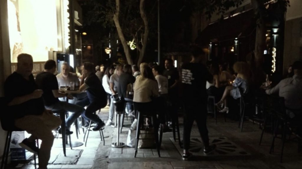 Αυτοψία του MEGA: «Πλημμυρίζουν» από κόσμο οι δρόμοι όταν κλείνουν μπαρ και εστιατόρια