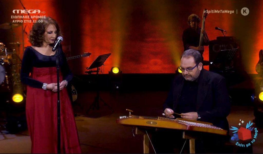 Ο Ανδρέας Κατσιγιάννης με το σαντούρι του στο πλευρό της Γλυκερίας