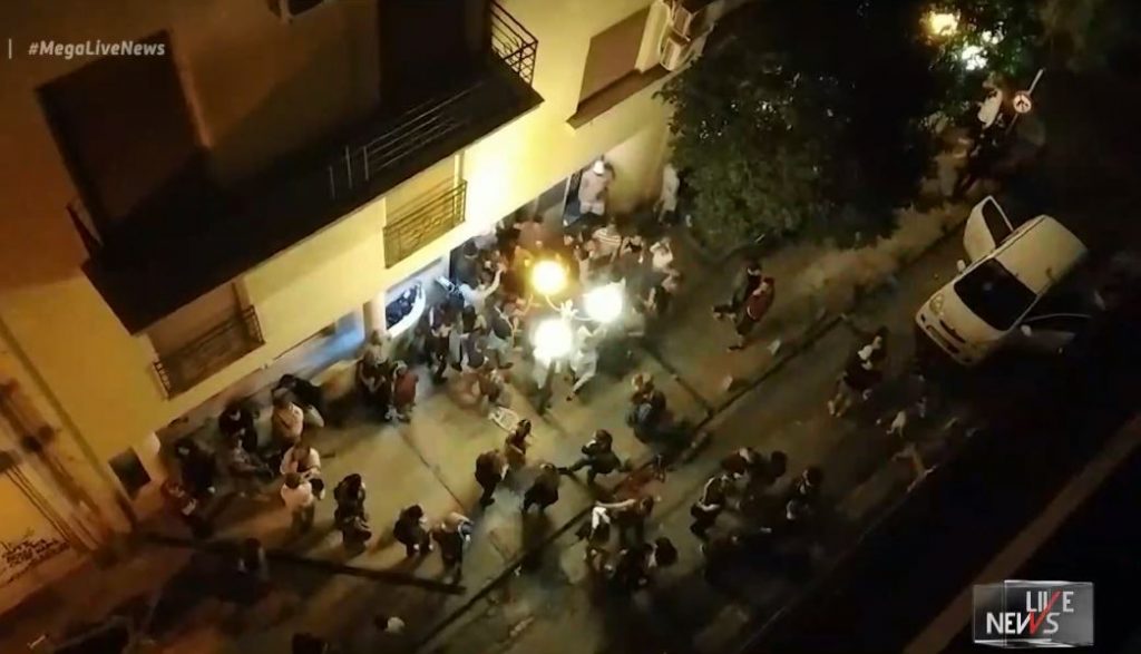 Συναγερμός για την κάμψη στους εμβολιασμούς και τα νέα κορωνοπάρτι