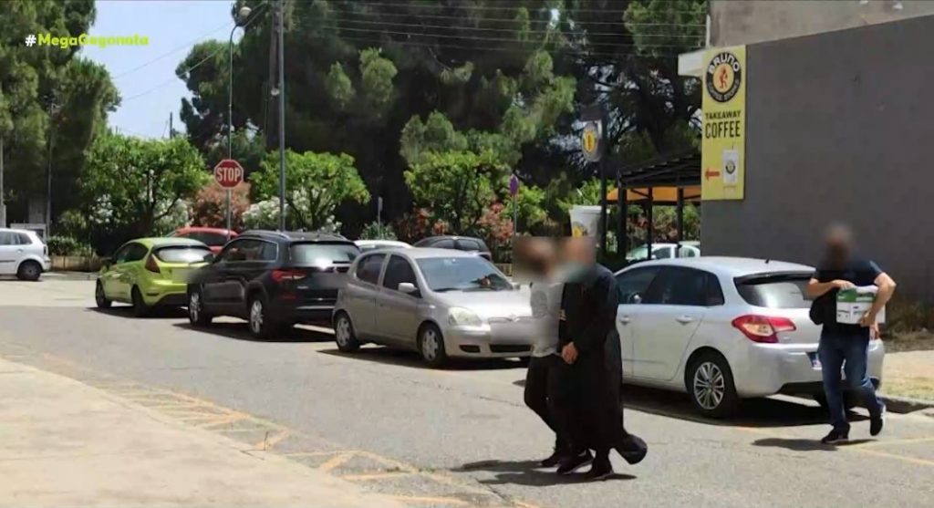 Αποδοκιμασίες και γιουχαρίσματα στον ιερέα που φέρεται να βίασε ανήλικες
