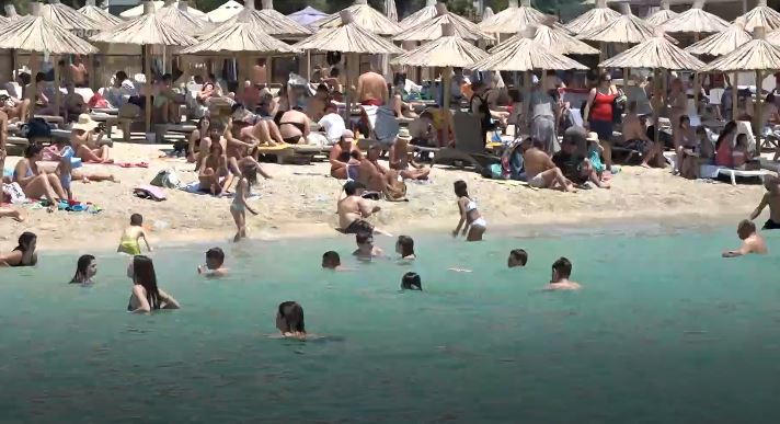 Το αδιαχώρητο και σήμερα στις παραλίες της Αττικής