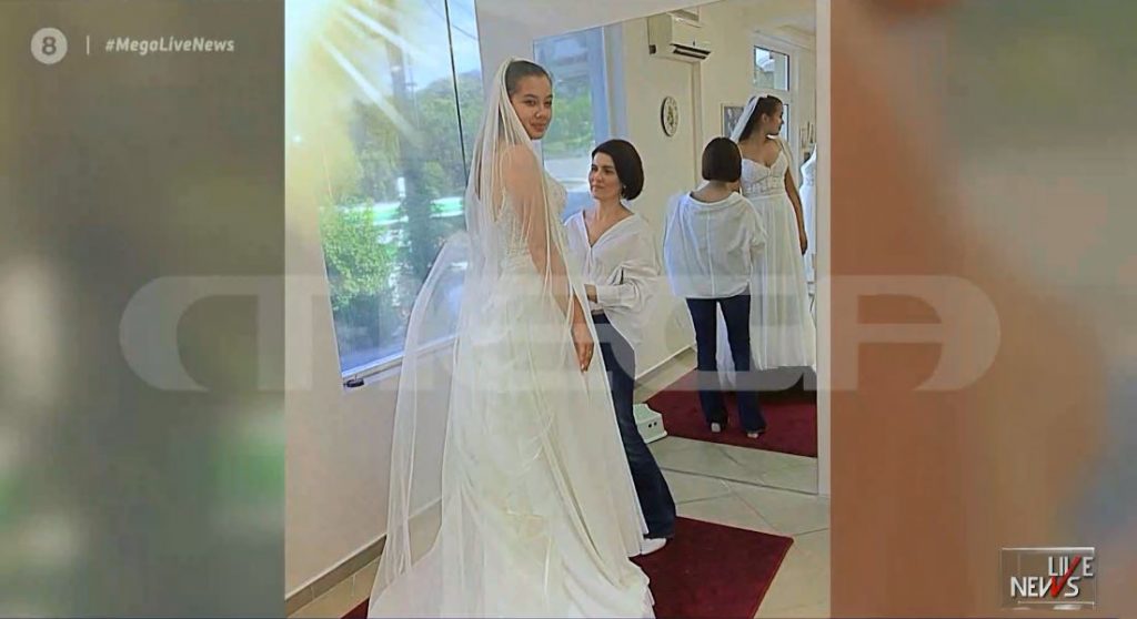 Φωτογραφικά ντοκουμέντα από την πρόβα νυφικού της Καρολάιν – «Δεν την άφηνε λεπτό μόνη» λέει η σχεδιάστρια