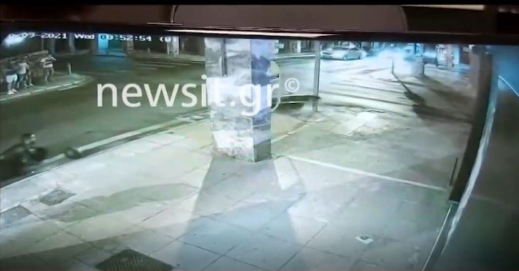 Σοκαριστικό τροχαίο στην καρδιά της Αθήνας – Αυτοκίνητο παρέσυρε μηχανή