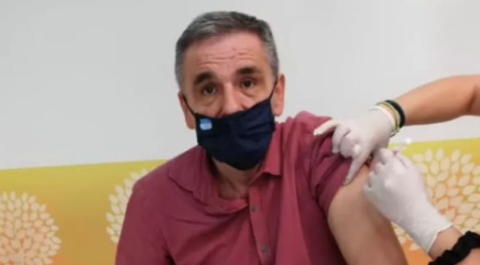 Ευκλείδης Τσακαλώτος: Εμβολιάστηκε μετά την πορεία & πέταξε… καρφιά κατά Μητσοτάκη