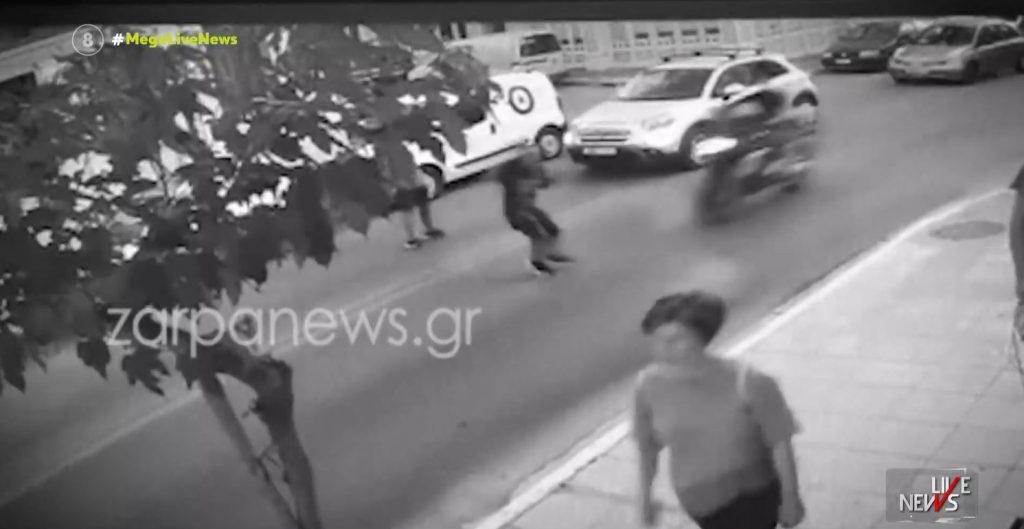 Χανιά: Εικόνες σοκ από τροχαίο – Μοτοσικλέτα παρασέρνει παιδί
