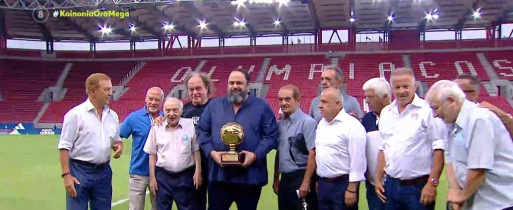 Ολυμπιακός: Ο Βαγγέλης Μαρινάκης βραβεύτηκε για την προσφορά του στον σύλλογο