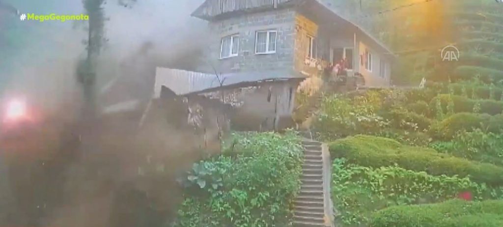 Τουρκία: Πολυμελής οικογένεια σώθηκε την τελευταία στιγμή από χείμαρρο