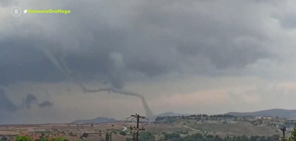 Εντυπωσιακές εικόνες από ανεμοστρόβιλο στη Μελίτη Φλώρινας – Σφοδρή χαλαζόπτωση στη Λάρισα