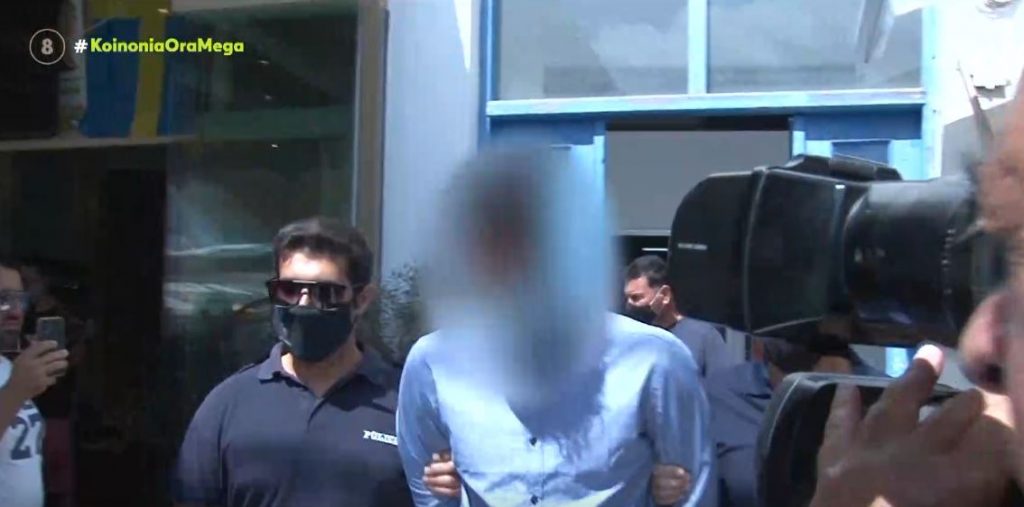 Δολοφονία στη Φολέγανδρο: Αποδοκιμασίες στον 30χρονο έξω από το δικαστικό μέγαρο