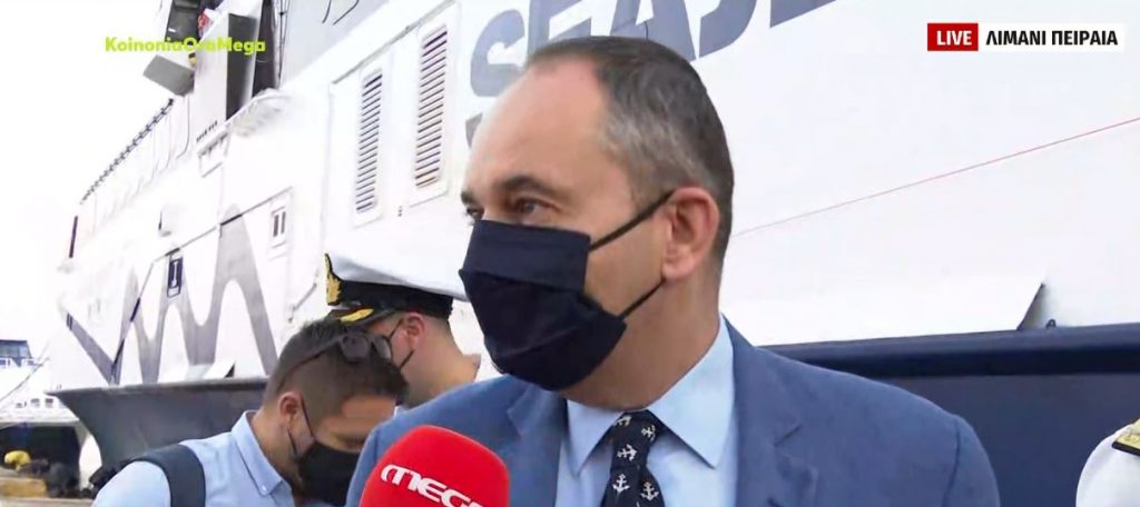 Επίσκεψη του υπ. Ναυτιλίας στο λιμάνι του Πειραιά: «Οι έλεγχοι είναι εξονυχιστικοί – Καλώ όλο τον κόσμο να εμβολιαστεί»