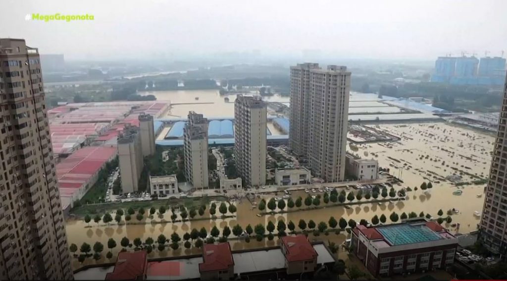 Κίνα: Δραματικές διασώσεις κατοίκων που αποκλείστηκαν από τις πλημμύρες