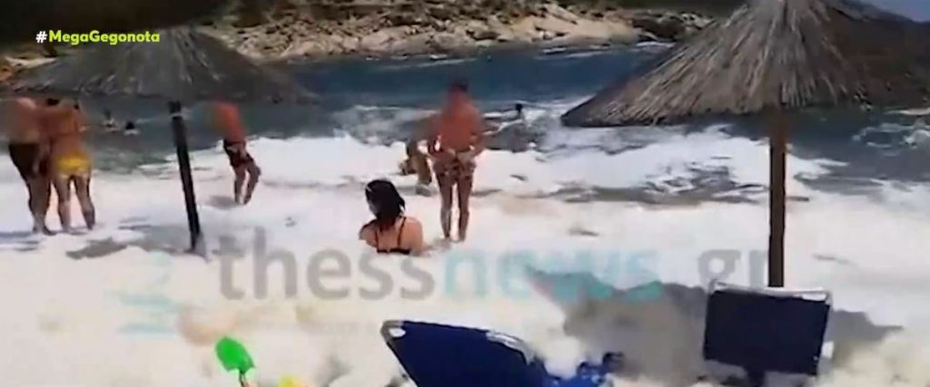 Χαλκιδική: «Άφρισε» παραλία στη Σιθωνία – Η εξήγηση πίσω από το φαινόμενο