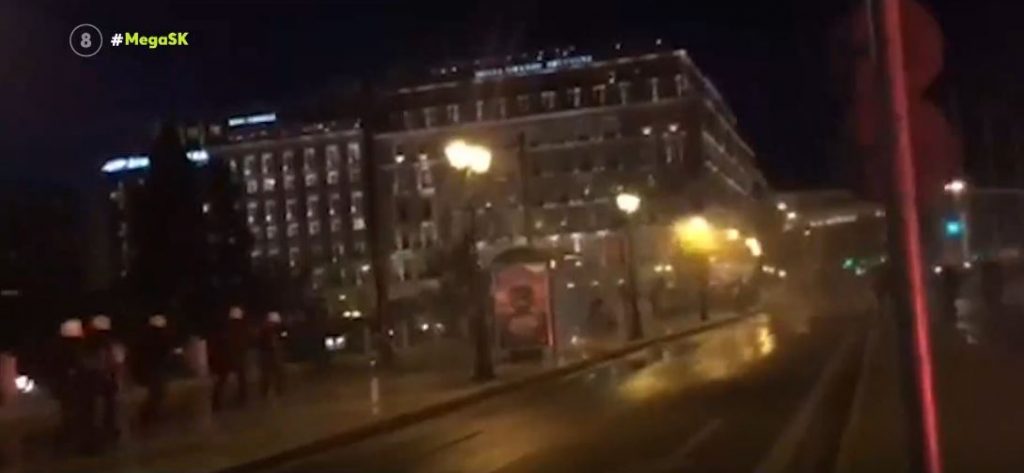 Επεισόδια μετά την συγκέντρωση των αντιεμβολιαστών στο Σύνταγμα με χημικά, μολότοφ & πετροπόλεμο