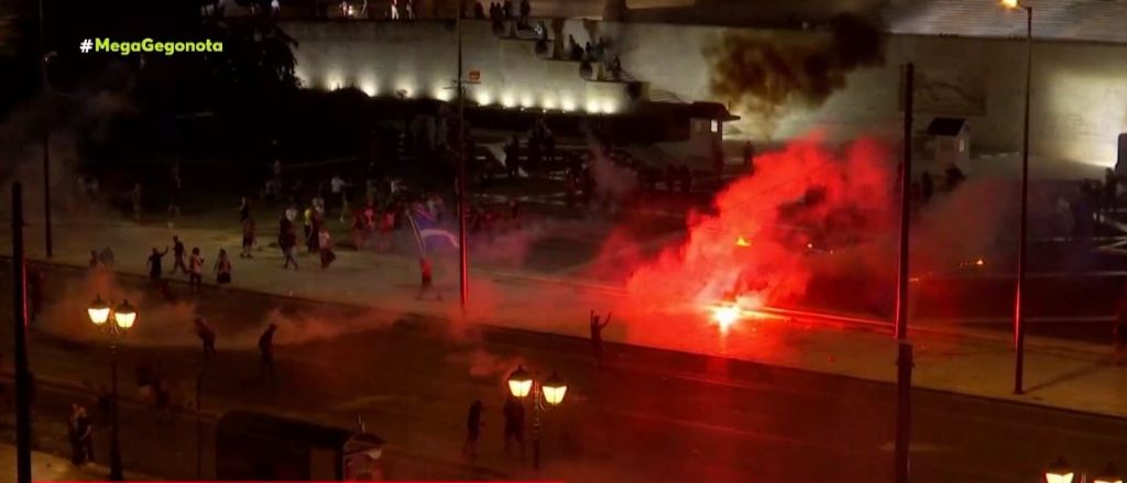 Άγρια επεισόδια στη διαδήλωση των αντεμβολιαστών – Μολότοφ και προσαγωγές