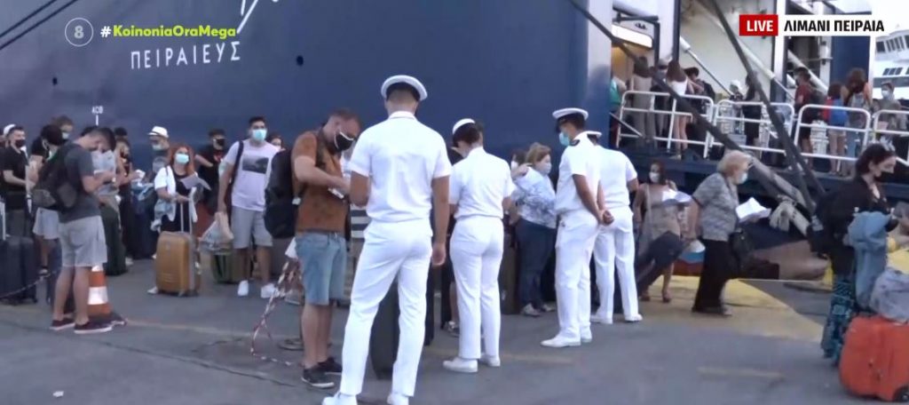 Αυξημένη η κίνηση στο λιμάνι του Πειραιά – Αυστηροί οι έλεγχοι από το Λιμενικό