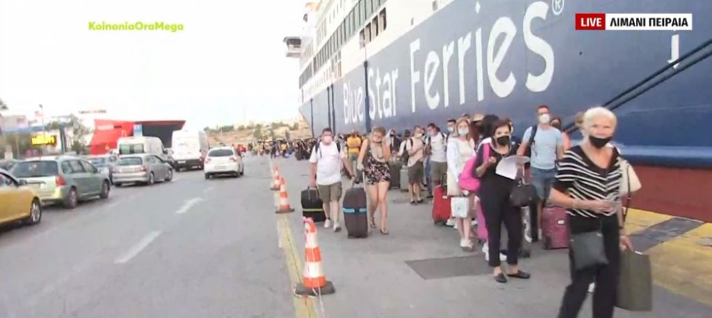 Ατελείωτες ουρές στο λιμάνι του Πειραιά – Οι αδειούχοι σαλπάρουν προς τις Κυκλάδες