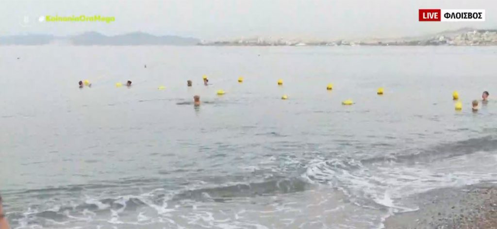 Οι λουόμενοι κατέκλυσαν από νωρίς το πρωί τις παραλίες λόγω καύσωνα