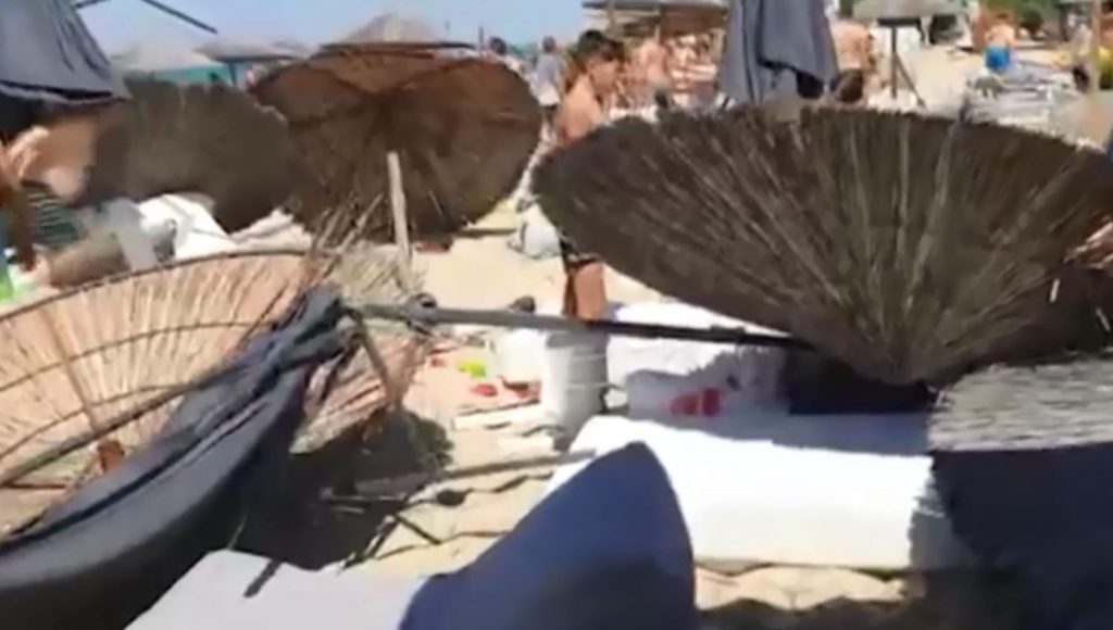 Νέα Μουδανιά: Ανεμοστρόβιλος «χτύπησε» παραλία γεμάτη κόσμο