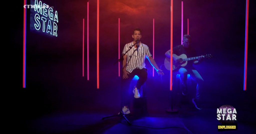Ο Θοδωρής Φέρρης τραγουδά για το κοινό του MEGA STAR
