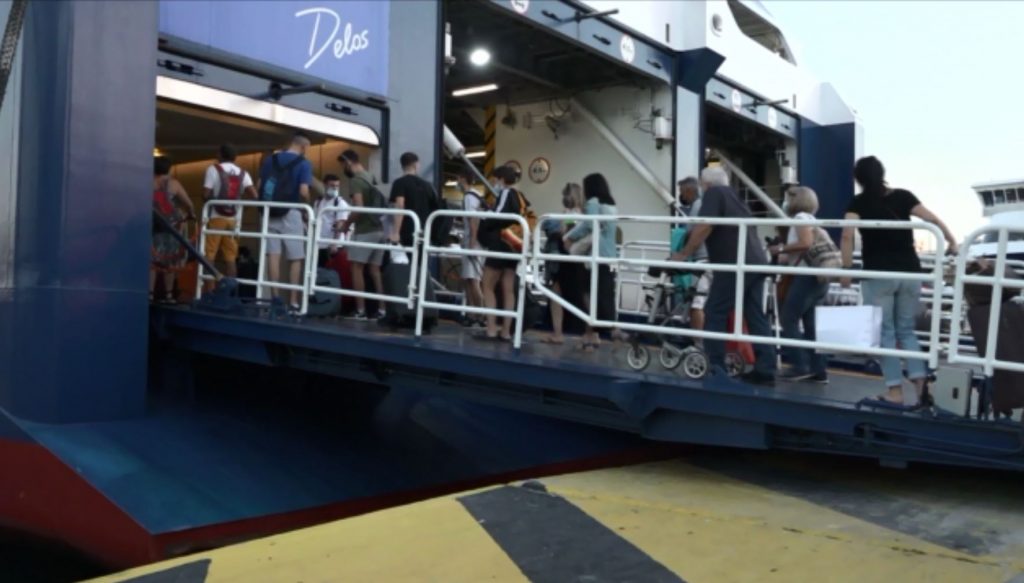 Με αρνητικό τεστ ή πιστοποιητικό εμβολιασμού η αναχώρηση για τα νησιά