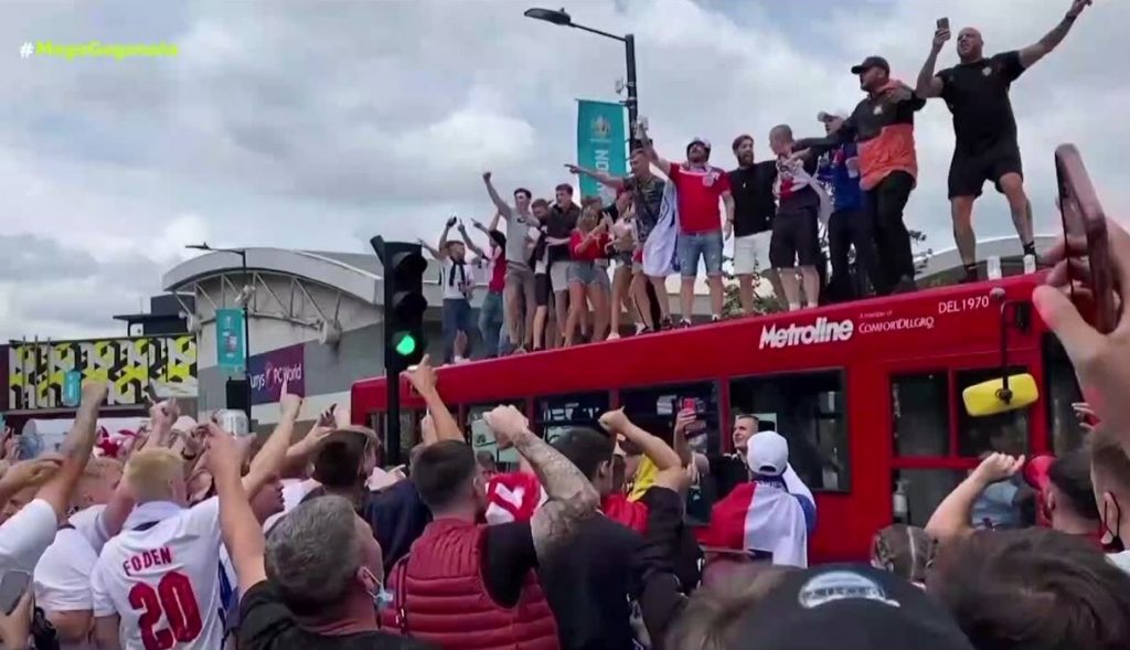 Ξέφρενο πάρτι έξω από το Γουέμπλεϊ πριν τον τελικό του EURO 2020