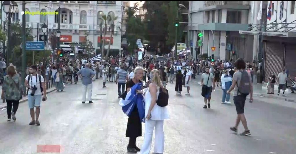 Αντιεμβολιαστές: Μίσος, απειλές & μολότοφ από ακραία στοιχεία στην πορεία στο Σύνταγμα