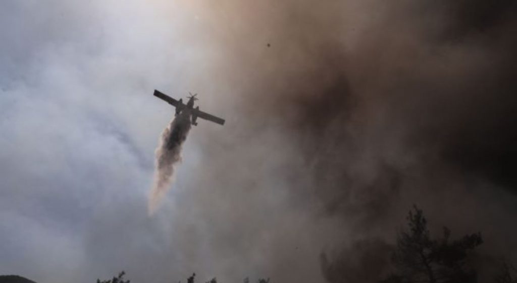 Φωτιά: Πύρινη κόλαση στην Αχαΐα – Καίγονται σπίτια, εκκενώνονται οικισμοί