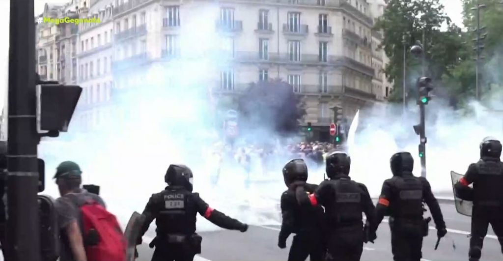 Κορωνοϊός: Ένταση & επεισόδια σε διαδηλώσεις αντιεμβολιαστών σε Παρίσι & Λονδίνο