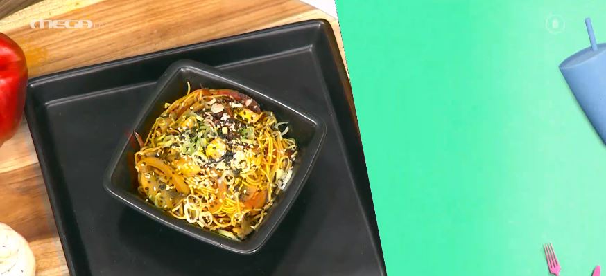 Ο Μάνος Δημητρούλης φτιάχνει noodles με κοτόπουλο και λαχανικά