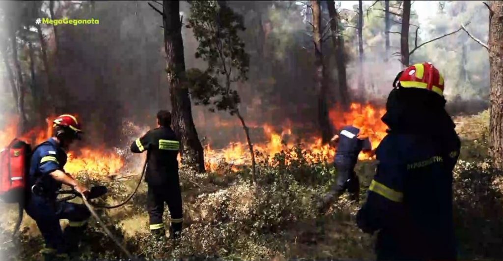 Φωτιά: Σε πύρινο κλοιό Σταμάτα, Ροδόπολη & Διόνυσος – Κάηκαν σπίτια, μάχη με τις φλόγες