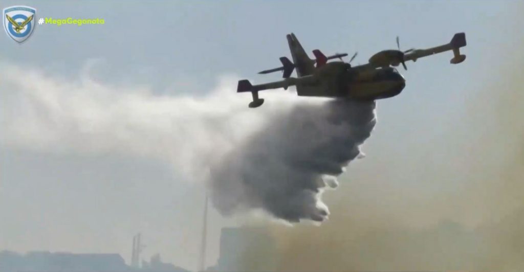 Το MEGA στη βάση των ιπτάμενων ηρώων με τα Canadair – Τι λένε οι ιπτάμενοι πυροσβέστες
