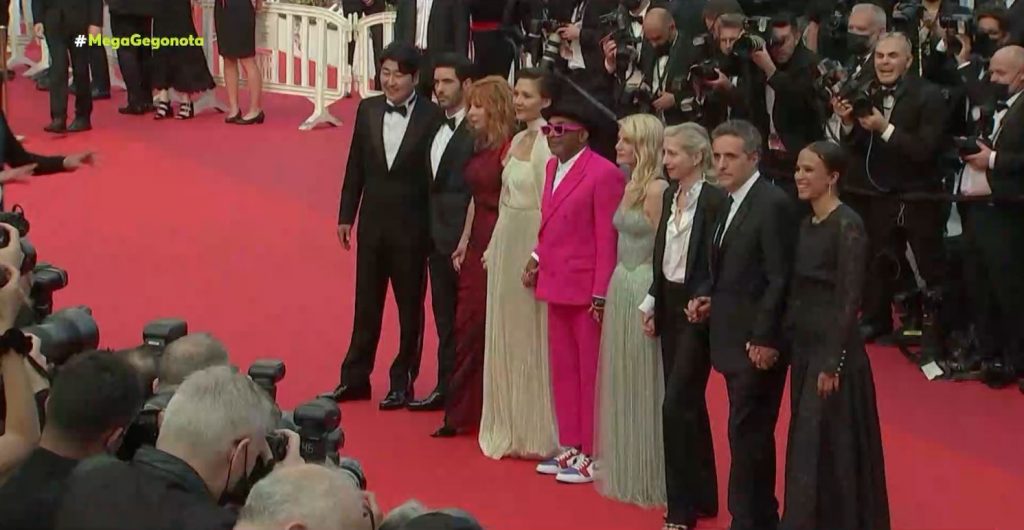 Κάννες: Λάμψη στο κόκκινο χαλί των βραβείων – Τιμητική βράβευση για την Τζόντι Φόστερ