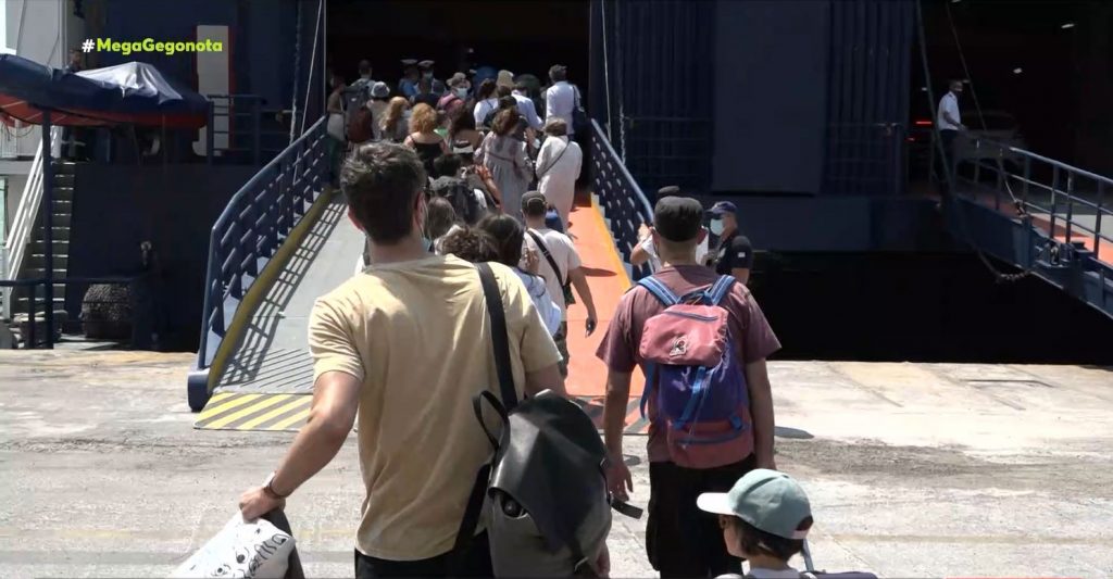 Πειραιάς: Με εισιτήριο το πιστοποιητικό εμβολιασμού φεύγουν οι εκδρομείς – Ουρές χιλιομέτρων