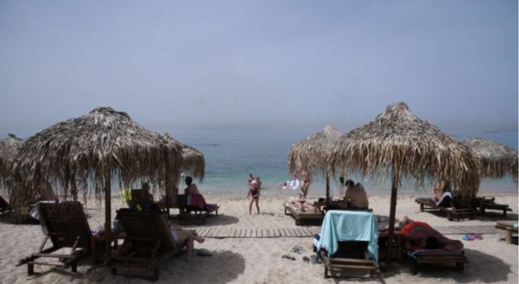 Καύσωνας – Οι πολίτες κατακλύζουν τις παραλίες – Οδηγίες από την Πολιτική Προστασία