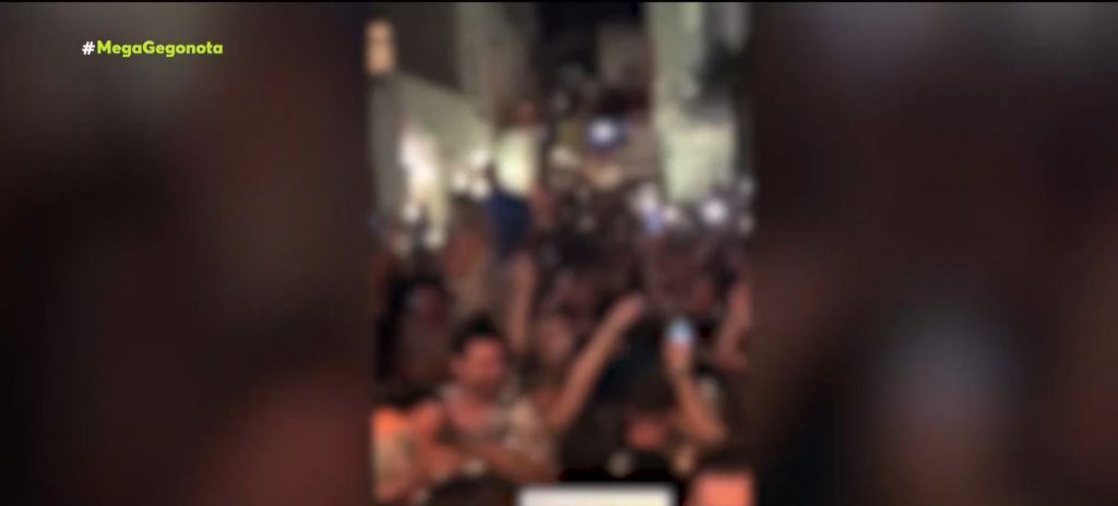 Ο ένας πάνω στον άλλον διασκεδάζουν χωρίς αποστάσεις και μάσκες