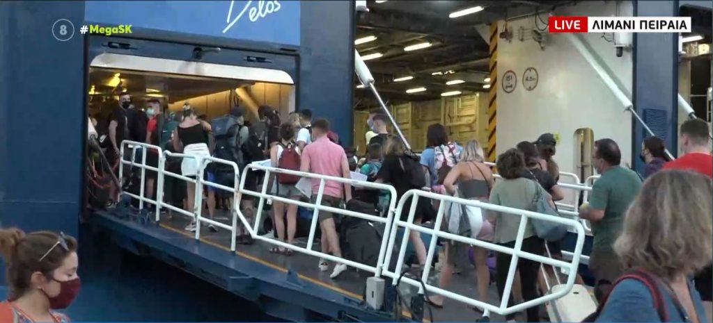 Περιαιάς – Μεγάλες ουρές στο λιμάνι – Όπου φύγει φύγει