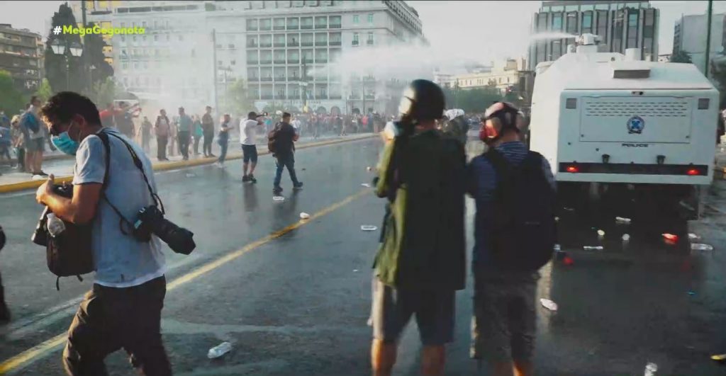 Αντιεμβολιαστές: Πετροπόλεμος & χημικά στο κέντρο της Αθήνας