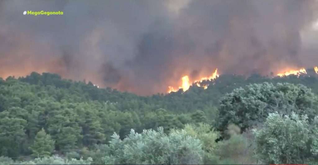 Βαρυμπόμπη – Πύρινος εφιάλτης, καίγονται σπίτια – Μάχη της Πυροσβεστικής