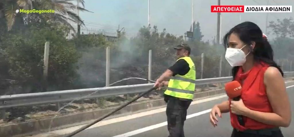 Διόδια Αφιδνών – Αγωνιώδεις προσπάθειες να μην περάσει η φωτιά την Εθνική Οδό  