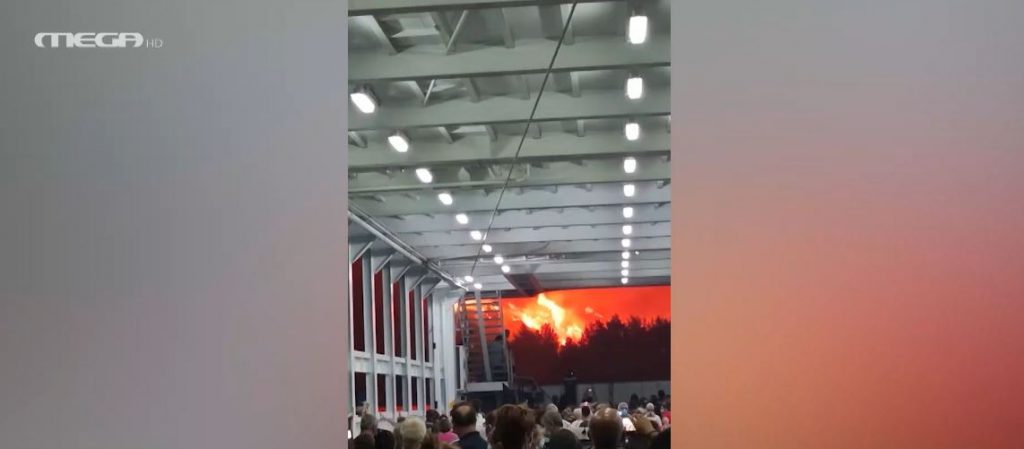 Συγκλονιστικές εικόνες – Πολίτες απομακρύνονται με ferry boat από τη Λίμνη Ευβοίας – Όλα έχουν παραδοθεί στις φλόγες