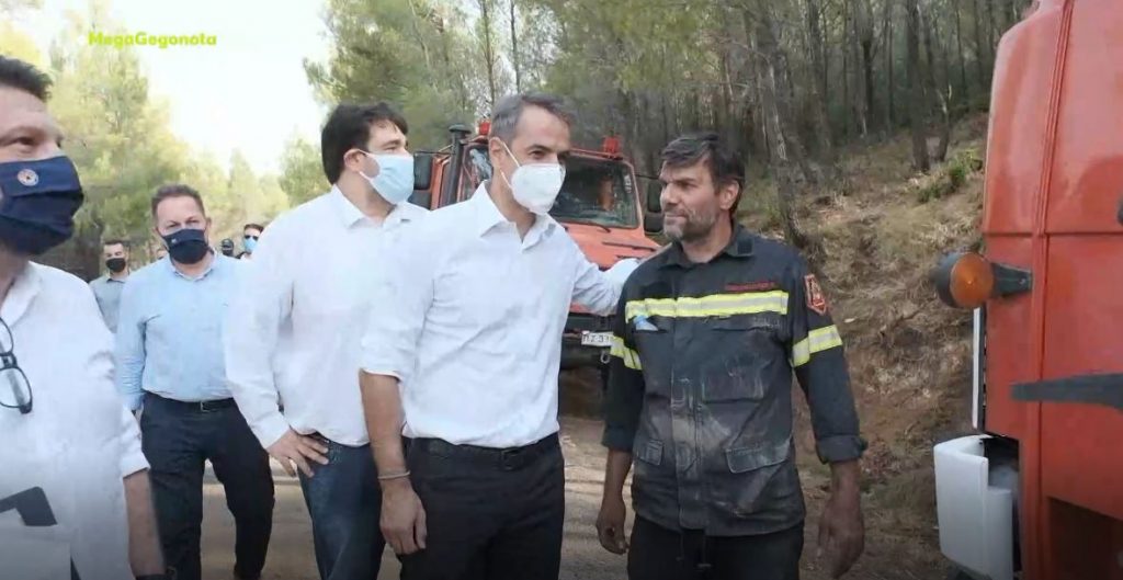 Κοντά στους πυροσβέστες που έδωσαν ολονύχτια μάχη με τις φλόγες ο πρωθυπουργός