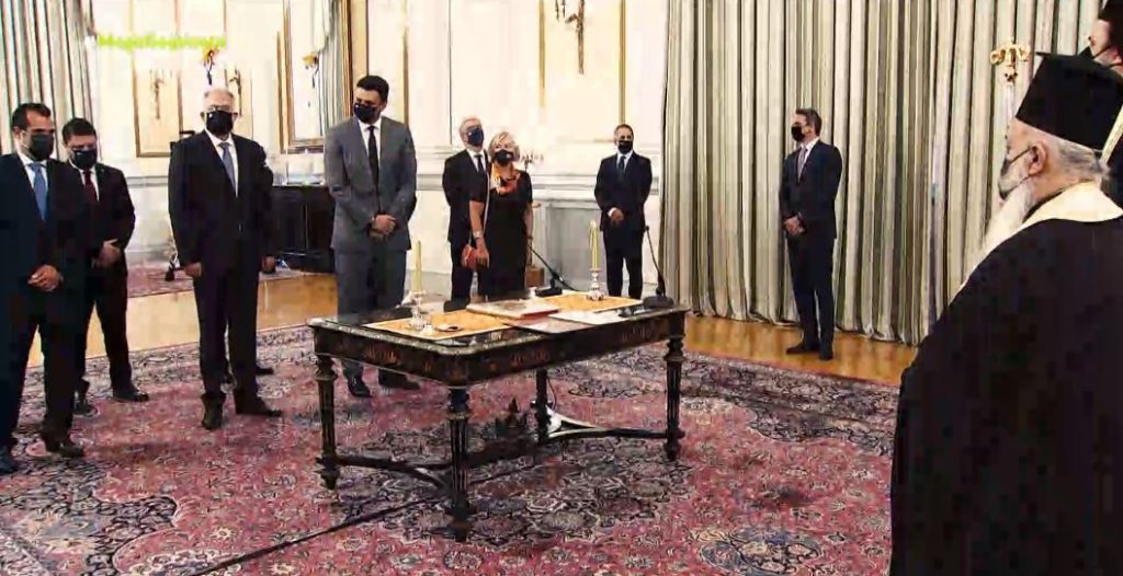 Ανασχηματισμός «ανοιχτών μετώπων» για την κυβέρνηση