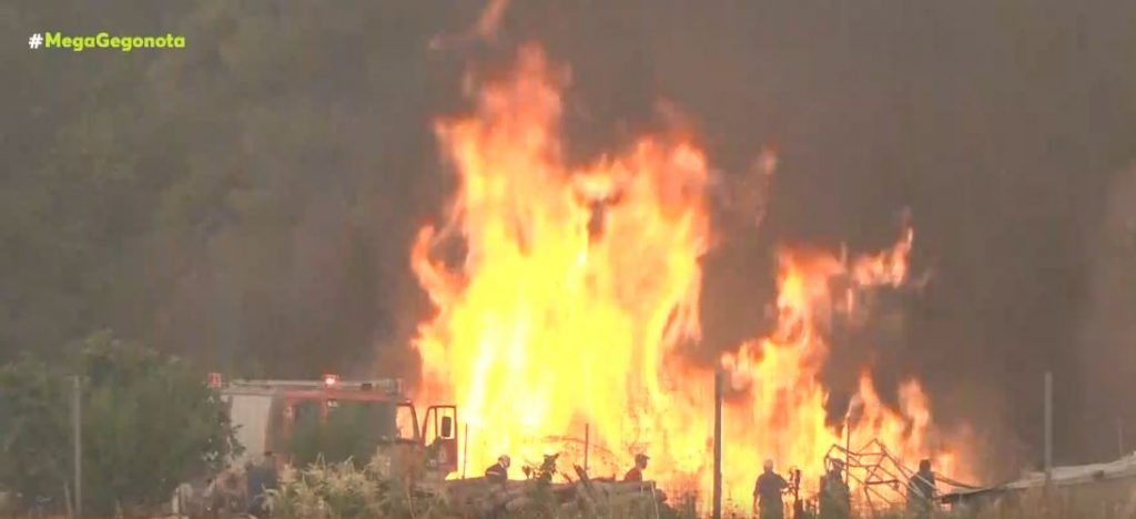 Εφιάλτης διαρκείας στην Εύβοια – Στάχτη έγιναν σπίτια, αυτοκίνητα και δεκάδες χιλιάδες στρέμματα γης – Συνεχίζεται η μάχη με τις φλόγες