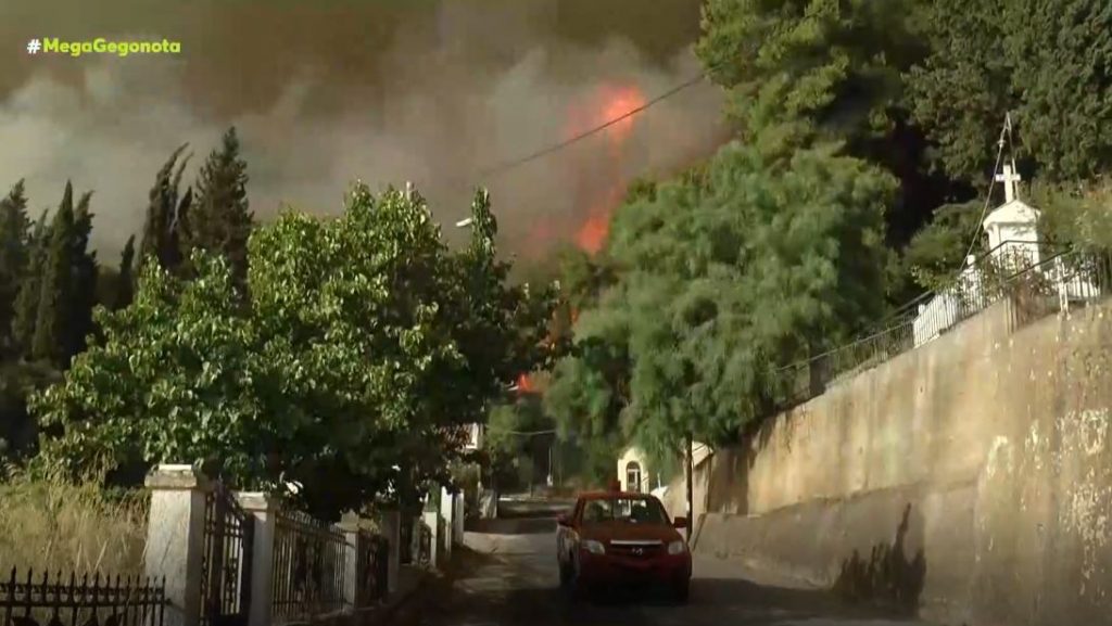 Αρχαία Ολυμπία – Συνεχείς αναζωπυρώσεις στη γύρω περιοχή – Ολονύχτια μάχη για να κρατηθεί η φωτιά μακριά από τον αρχαιολογικό χώρο