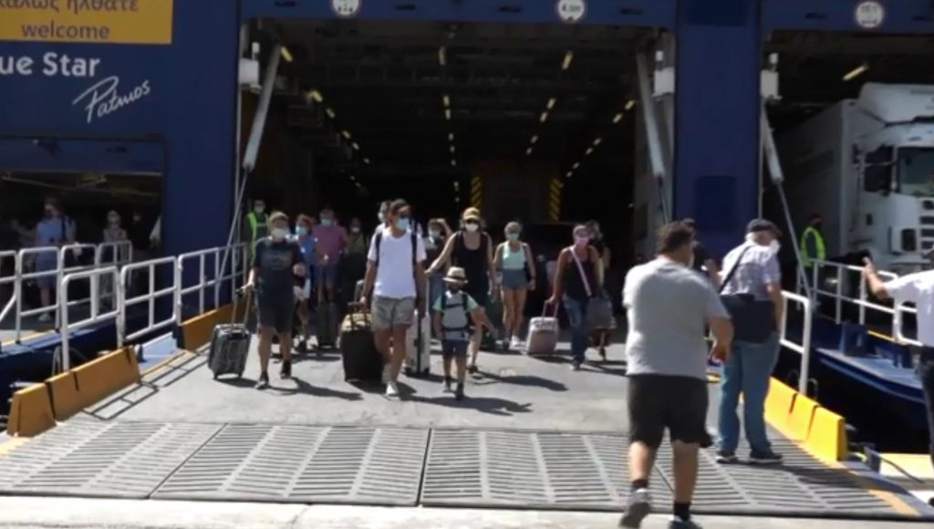 Επιστρέφουν οι αδειούχοι του Αυγούστου, ανησυχία για τη διασπορά της πανδημίας