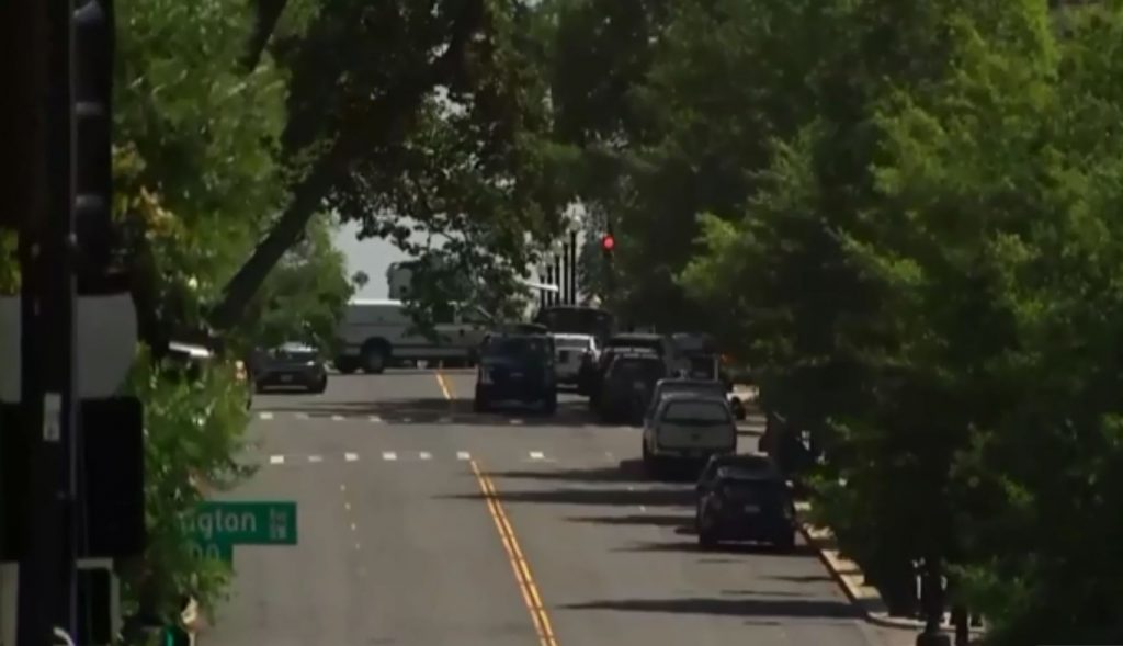 Συναγερμός στο Καπιτώλιο – Άνδρας απειλεί να ανατινάξει βαν με εκρηκτικά